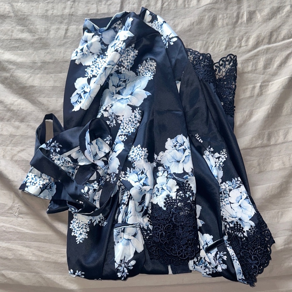 Le Rose Satin Floral Lace Trim Robe - Navy/Blue